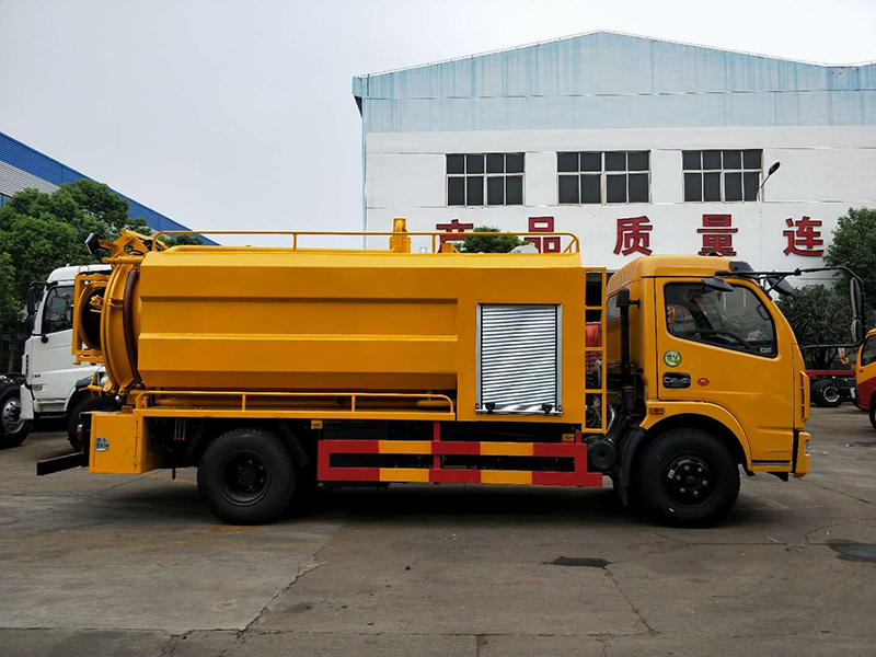 易倍·(中国)体育EMC东风多利卡清洗吸污车